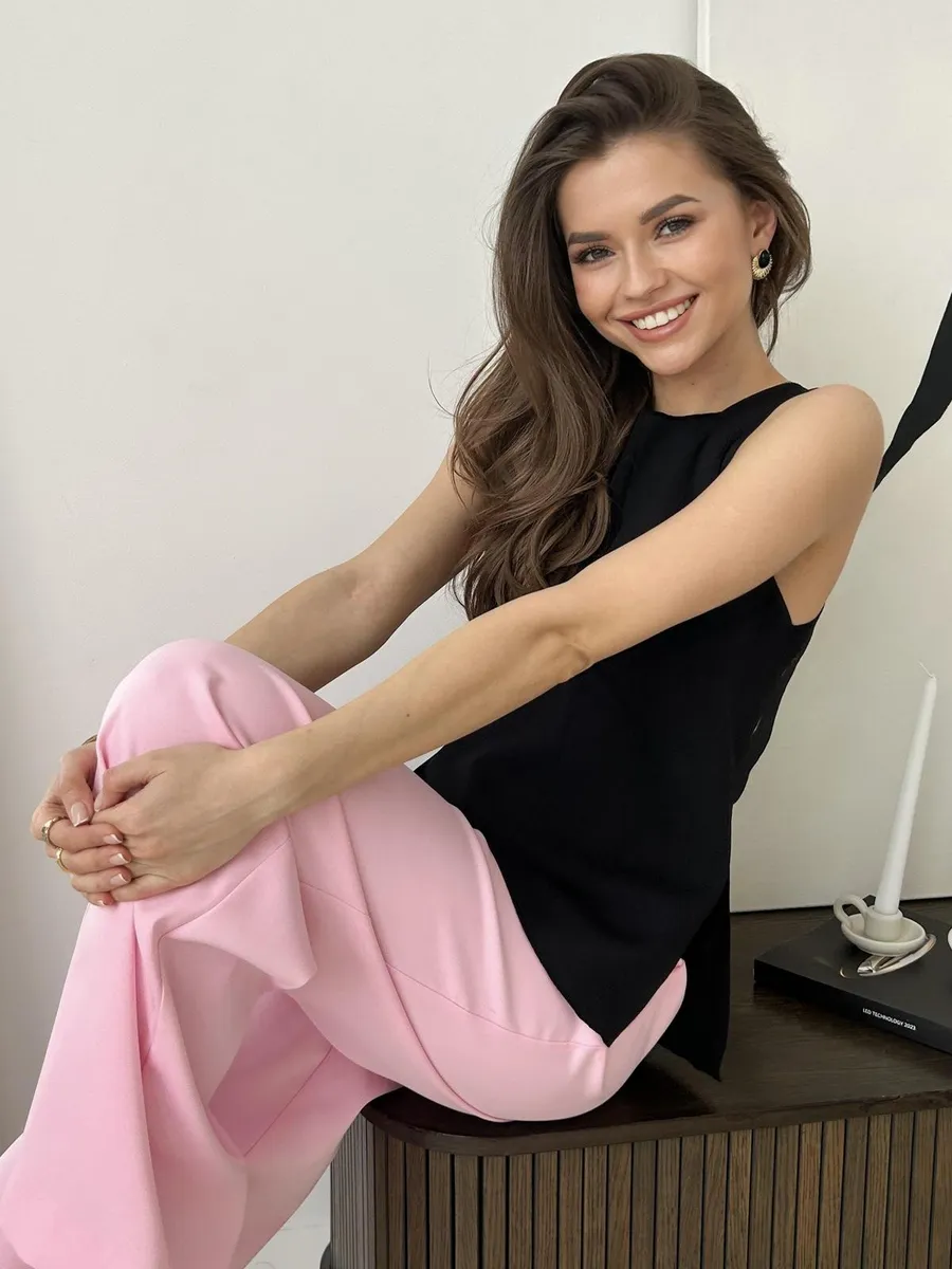 Топ летний трикотажный с разрезами под пиджак