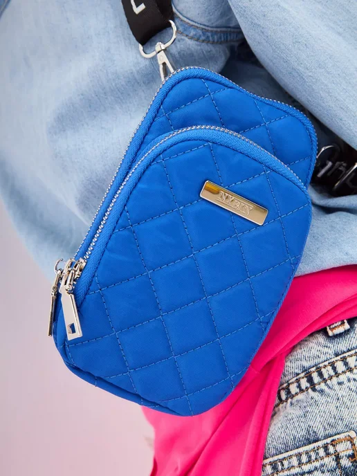 крупная синяя сумка через плечо на модели