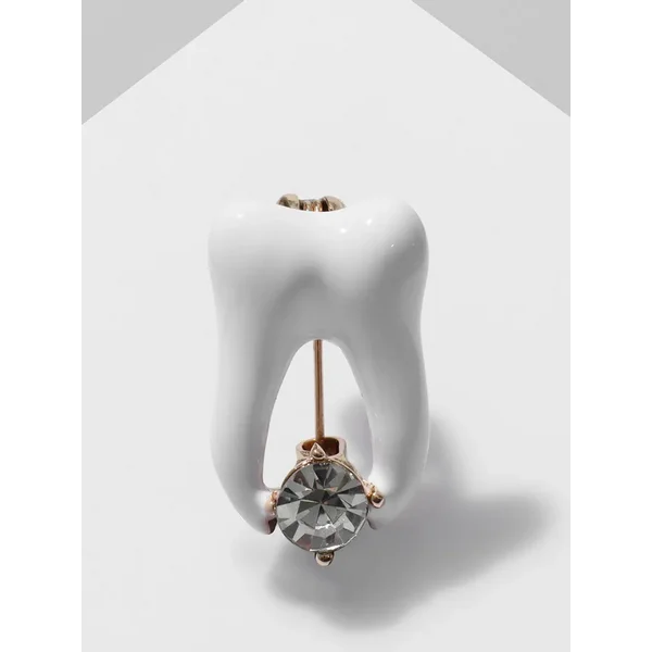 Брошь "Зуб" со стразой, цвет белый в золоте